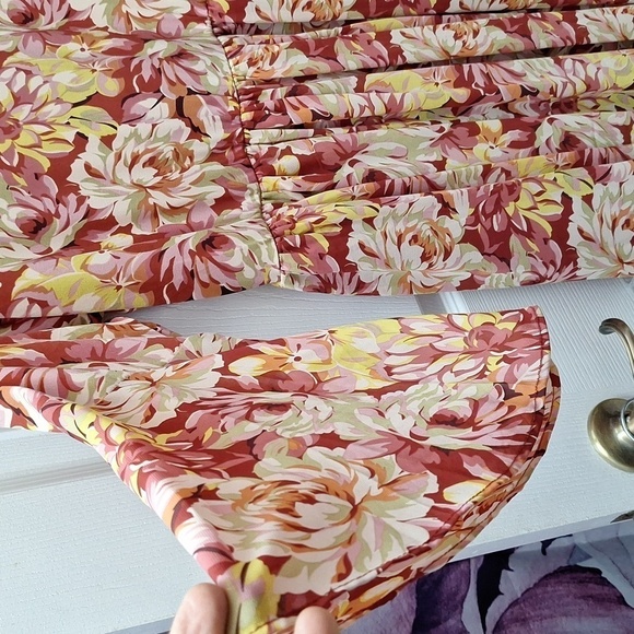 Y women's Torrid floral lined stretch regular size beautiful dress size 2 - Picture 5 of 7